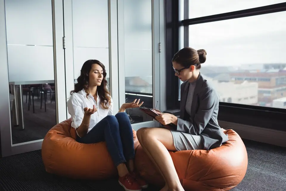 consejero-consultor-mujer-infeliz-large